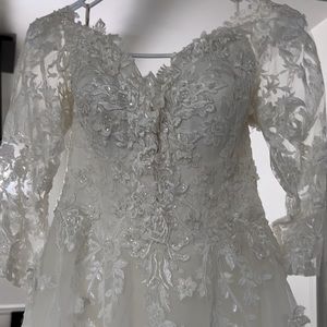 Used only once. With shoes and a veil.
Size: 38 / 40